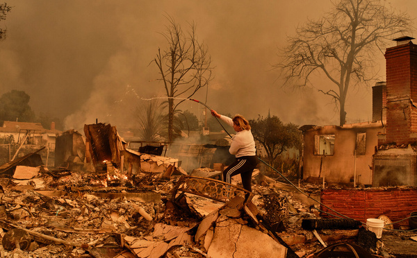 Les habitants de Los Angeles usent de moyens de fortune pour combattre le feu