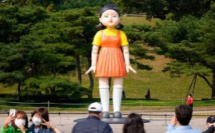 La poupée géante de “Squid Games" installée au parc olympique de Séoul