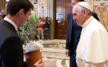 Messi reçoit un maillot dédicacé par le pape François