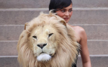 Fashion Week : Kylie Jenner critiquée pour avoir porté une tête de lion comme accessoire 