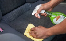 Comment nettoyer les taches sur les sièges d'auto avec du bicarbonate de soude