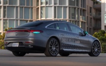 Mercedes illumine la route du futur : Les feux turquoises révolutionnent la conduite Autonome