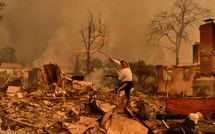 Les habitants de Los Angeles usent de moyens de fortune pour combattre le feu